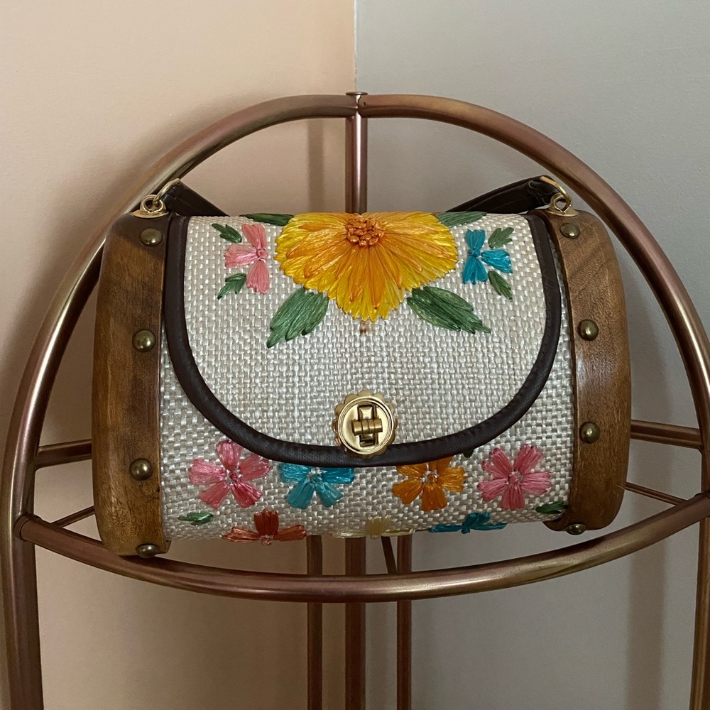 Vintage Floral Purse!🌸 Wood embroidered